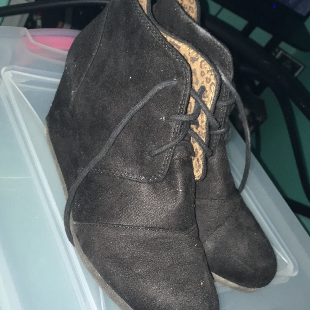 Black wedges